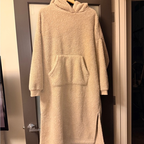 Simons Cozy Tan Hooded Robe - Picture 3 of 5